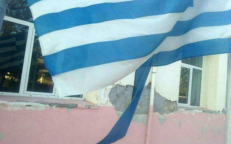 Γονείς καταγγέλλουν ότι ισλαμιστές πρόσφυγες έσκισαν τη σημαία σε δημοτικό σχολείο της Φθιώτιδας